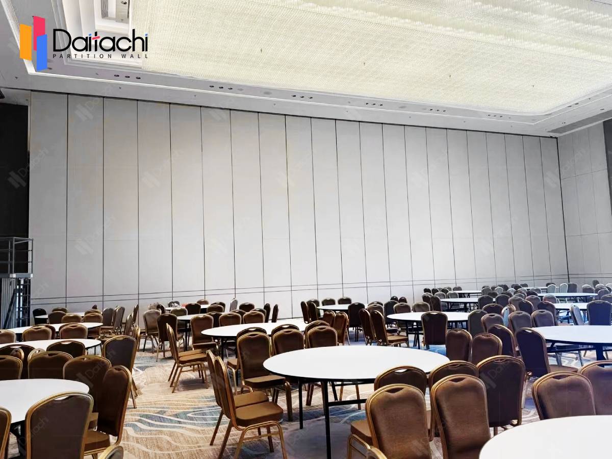 White Solid and Acoustic Movable High Partition Walls for Wedding Banquet Hall
