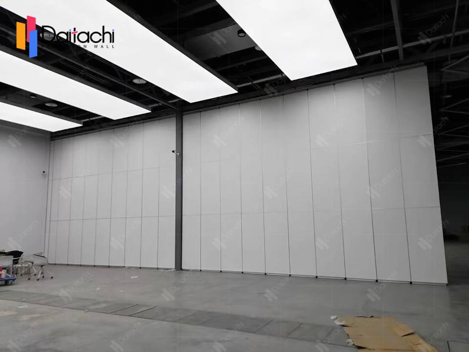 6 meters white movable wall