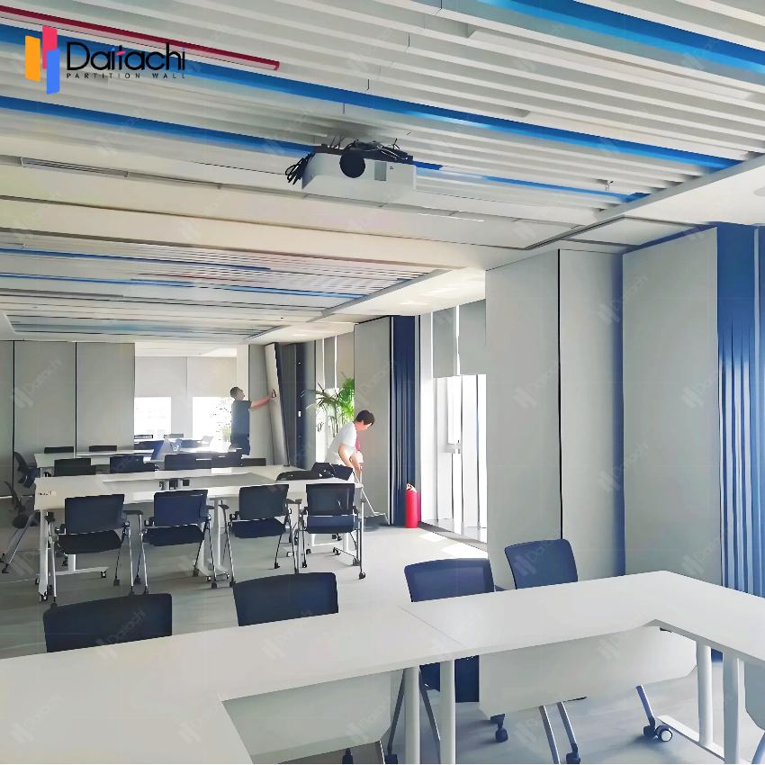 Solid color <a href=https://www.daitachipartitionwall.com/Movable-Partition-Wall.html target='_blank'>Movable Partition Wall</a> in the conference room