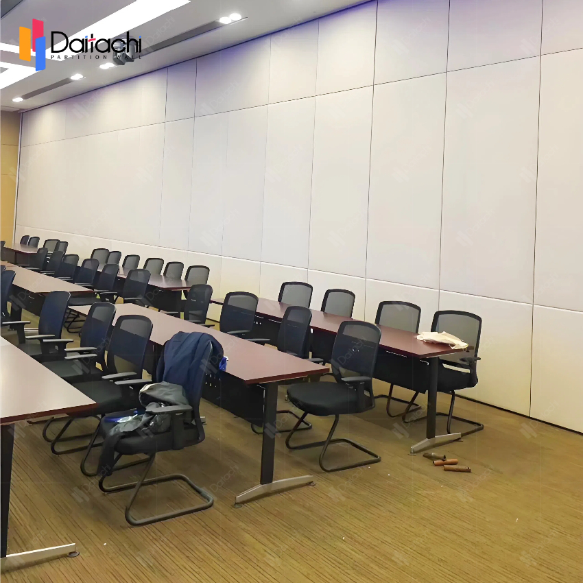 Off-white <a href=https://www.daitachipartitionwall.com/Movable-Partition-Wall.html target='_blank'>Movable Partition Wall</a> in the conference room