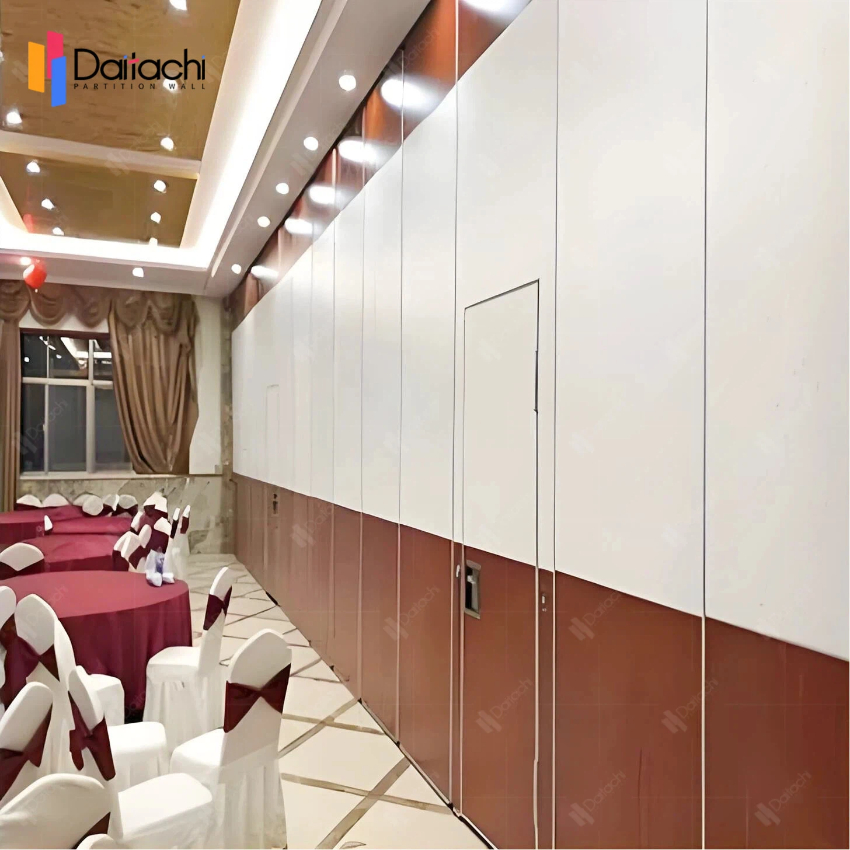 White on top and brown on the bottom: minimalist dining <a href=https://www.daitachipartitionwall.com/product/Room-partition-wall.html target='_blank'>Room partition wall</a>