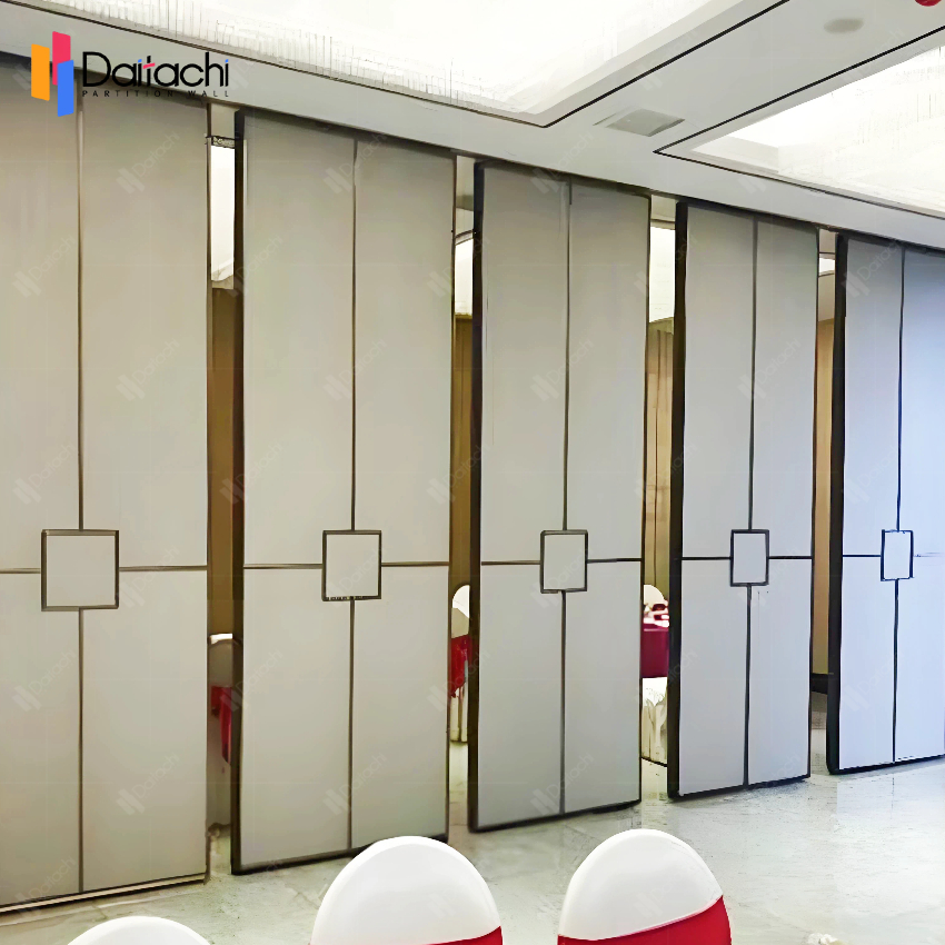 The restaurant features a simple gray-lined, manually movable partition wall.