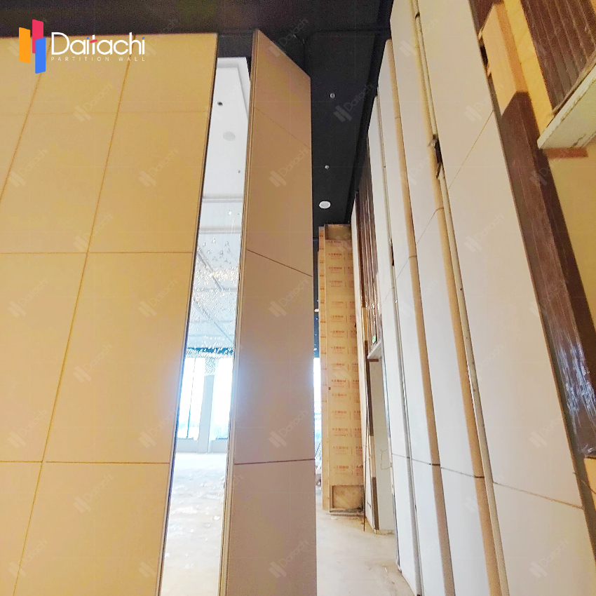 Tall, luxurious, and minimalist manual <a href=https://www.daitachipartitionwall.com/Movable-Partition-Wall.html target='_blank'>Movable Partition Wall</a>