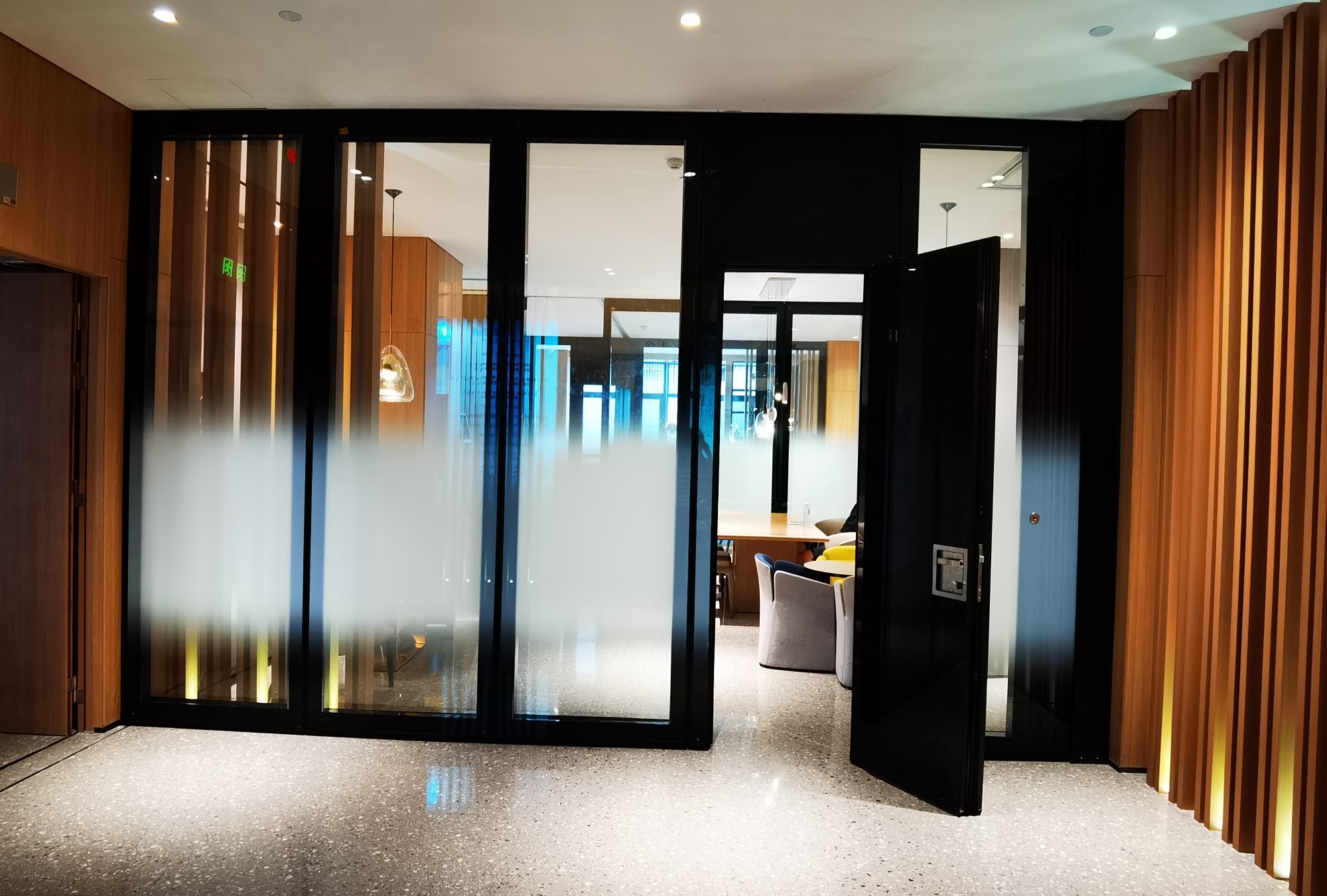 Glass Fully automatic operable partition wall