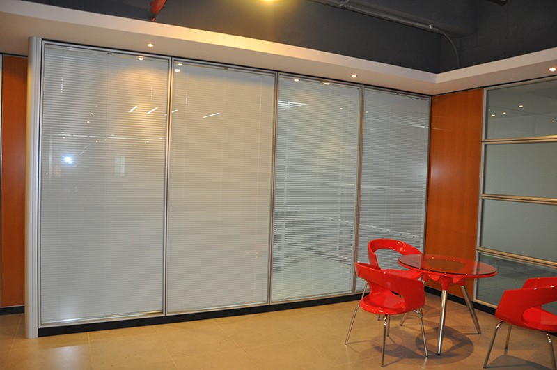 Glass Partitions With Integrated Blinds