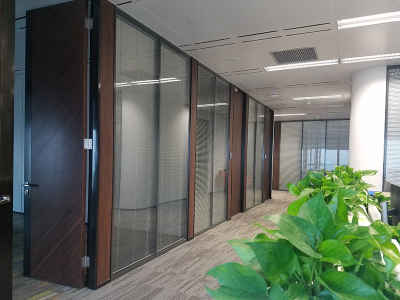 Glass Partitions With Integrated Blinds